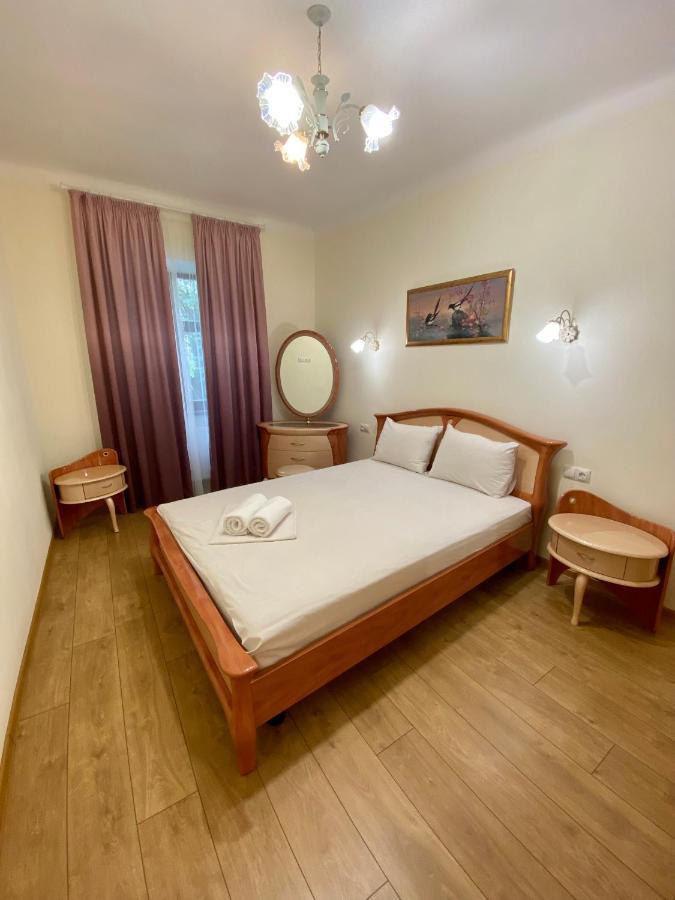 Yaroslav Osmomysl Square Apartments Lviv Eksteriør billede